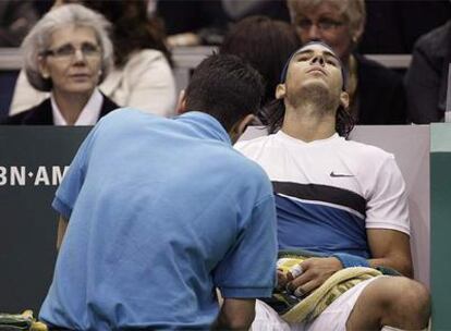 Nadal es atendido por su fisioterapeuta en la final de Rotterdam que disputó ante Murray.