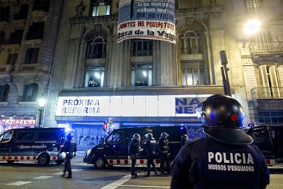 Los Mossos d'Esquadra acordonaron el edificio antes de proceder a la 'desokupación'.