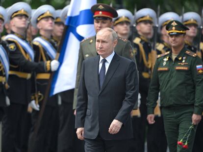 El presidente Vladimir Putin asiste a una ceremonia para conmemorar el aniversario de la invasión alemana nazi a la Unión Soviética en la Segunda Guerra Mundial, el 22 de junio de 2024.