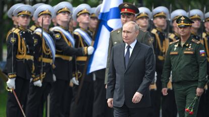 El presidente Vladimir Putin asiste a una ceremonia para conmemorar el aniversario de la invasión alemana nazi a la Unión Soviética en la Segunda Guerra Mundial, el 22 de junio de 2024.