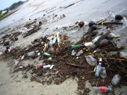 Una platja plena de residus de plàstic.