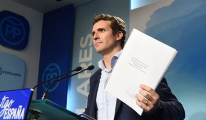Pablo Casado muestra toda la documentación de su máster, este martes en la sede del partido.