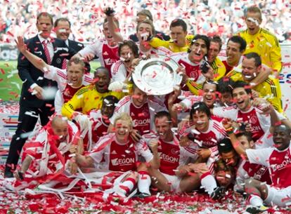 Los jugadores del Ajax de Amsterdam celebran la conscución de la Liga Holandesa.