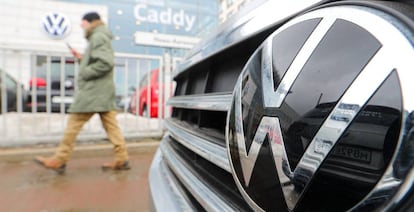 Un coche de la marca Volkswagen aparcado frente a un concesionario en San Petersburgo, Rusia.