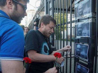 Ativistas fixam fotos de Babchenko na embaixada russa em Kiev.