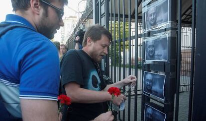 Ativistas fixam fotos de Babchenko na embaixada russa em Kiev.