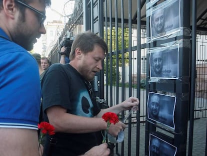 Ativistas fixam fotos de Babchenko na embaixada russa em Kiev.