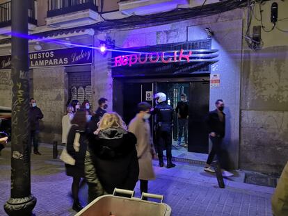 Un agente de Policía Nacional este sábado en la puerta de la discoteca Republik durante una visita para comprobar que cumplen las normas de la Comunidad de Madrid.