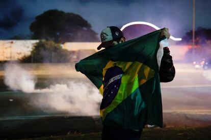 Un hombre se cubre con una bandera durante una protesta por la derrota de Bolsonaro en Barueri (Brasil).