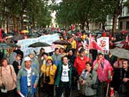 La manifestación del Primero de Mayo en Valencia, ayer bajo la lluvia, a su paso por la avenida de Navarro Reverter.
La manifestación sindical de ayer en Alicante.