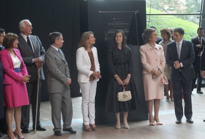 Cerca de 300 personas han acudido esta mañana a la inauguración del Museo Balenciaga, en Getaria. La reina Sofía ha descubierto una placa en el atrio del centro bajo la mirada de los invitados y junto a varias personalidades políticas. En la imagen, la Reina, con un traje de dos piezas rosa palo, junto al <i>lehendakari</i> Patxi López, y la ministra de Cultura, Ángeles González-Sinde.