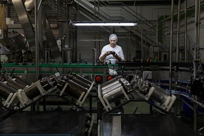 Una empleada de la planta envasadora de aceite de oliva de Dcoop, el pasado 15 de abril en Antequera (Málaga). 