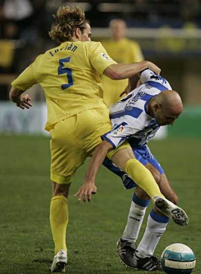 Forlán pugna con Manuel Pablo.