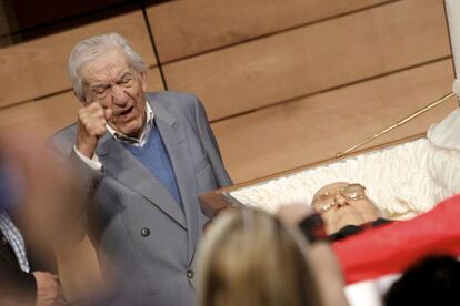 Capilla ardiente del ex secretario general del PCE, Santiago Carrilo fallecido a los 97 años, instalada en el auditorio Marcelino Camacho de la sede de CCOO en Madrid