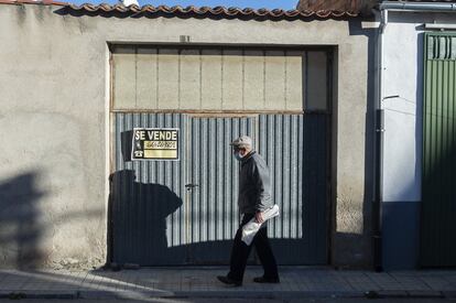 Al igual que en otras decenas y hasta cientos de pueblos de Castilla y León, esta localidad muestra un censo envejecido y abundancia de carteles de “Se vende” o “Se alquila” en viviendas, establecimientos o casas. Los empleos que ofrece la zona resultan poco atractivos tanto por cualificación como por remuneración.