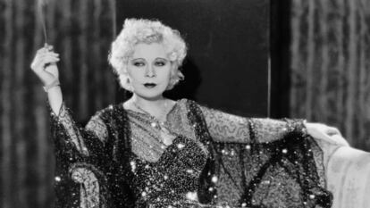 Mae West caracterizada como Maudie en la película 'Noche tras noche' dirigida por Archie Mayo. 