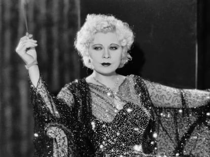 Mae West caracterizada como Maudie en la película 'Noche tras noche' dirigida por Archie Mayo. 