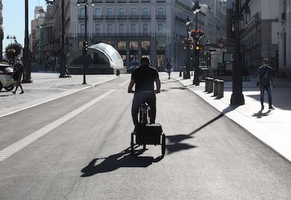 Un hombre en bicicleta en el carril por donde hasta ahora pasaban coches y transporte público.