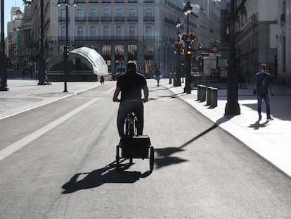 Un hombre en bicicleta en el carril por donde hasta ahora pasaban coches y transporte público.