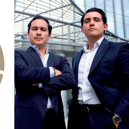 El logo de Grupo Peak junto a Arturo González Cantú y Víctor Hugo Sepúlveda, fundadores la empresa.
