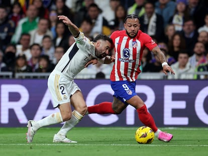 Carvajal pugna con Depay durante el Real Madrid-Atlético.