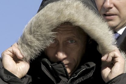 El presidente de Rusia, Vladimir Putin, se cubre la cabeza con una capucha debido al viento helado que sopla en la localidad de Ovsyanka, donde Putin hace campaña para su reelección en las Elecciones Presidenciales del 14 de marzo de 2004.