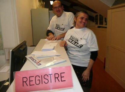 Sylvia Torras y Joan Ramon, de Escons en Blanc, en el registro del Parlament.