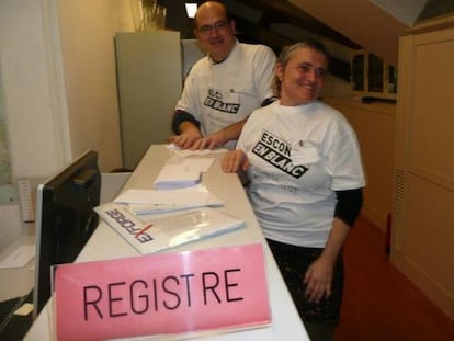 Sylvia Torras y Joan Ramon, de Escons en Blanc, en el registro del Parlament.