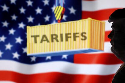 Perfil de Donald Trump ante un cartel de aranceles y la bandera estadounidense.
