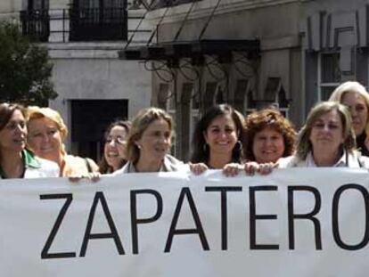 Las integrantes de la candidatura de mujeres del PP de Garachico (Tenerife) protestan ante el Congreso en 2007 por la anulación de la lista.