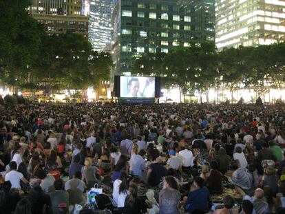 La multitud, pendiente de la pantalla de cine.