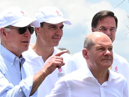 Joe Biden, Pedro Sánchez, el canciller alemán, Olaf Scholz y Mark Rutte, durante una visita al Parque Forestal de Manglares Tahura Ngurah Rai, en el marco de la cumbre del G-20 en Bali, este miércoles.