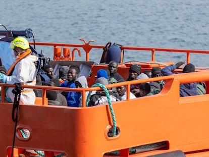 La nave Salvamar Polimnia de Salvamento Marítimo llega en la tarde del miércoles al muelle de Los Cristianos, en Tenerife, con cerca de 40 personas rescatadas de un cayuco en alta mar.