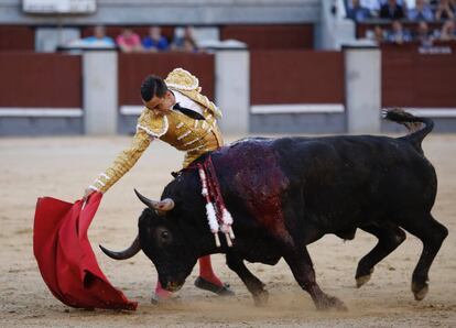 Paco Ureña, en un redondo extraordinario a su primer toro.