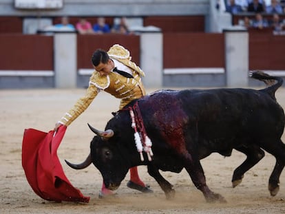 Paco Ure&ntilde;a, en un redondo extraordinario a su primer toro.