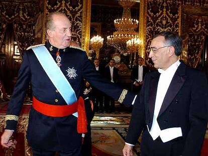 El Rey saluda al embajador marroquí, Omar Azziman, tras entregar éste sus cartas credenciales en 2004.