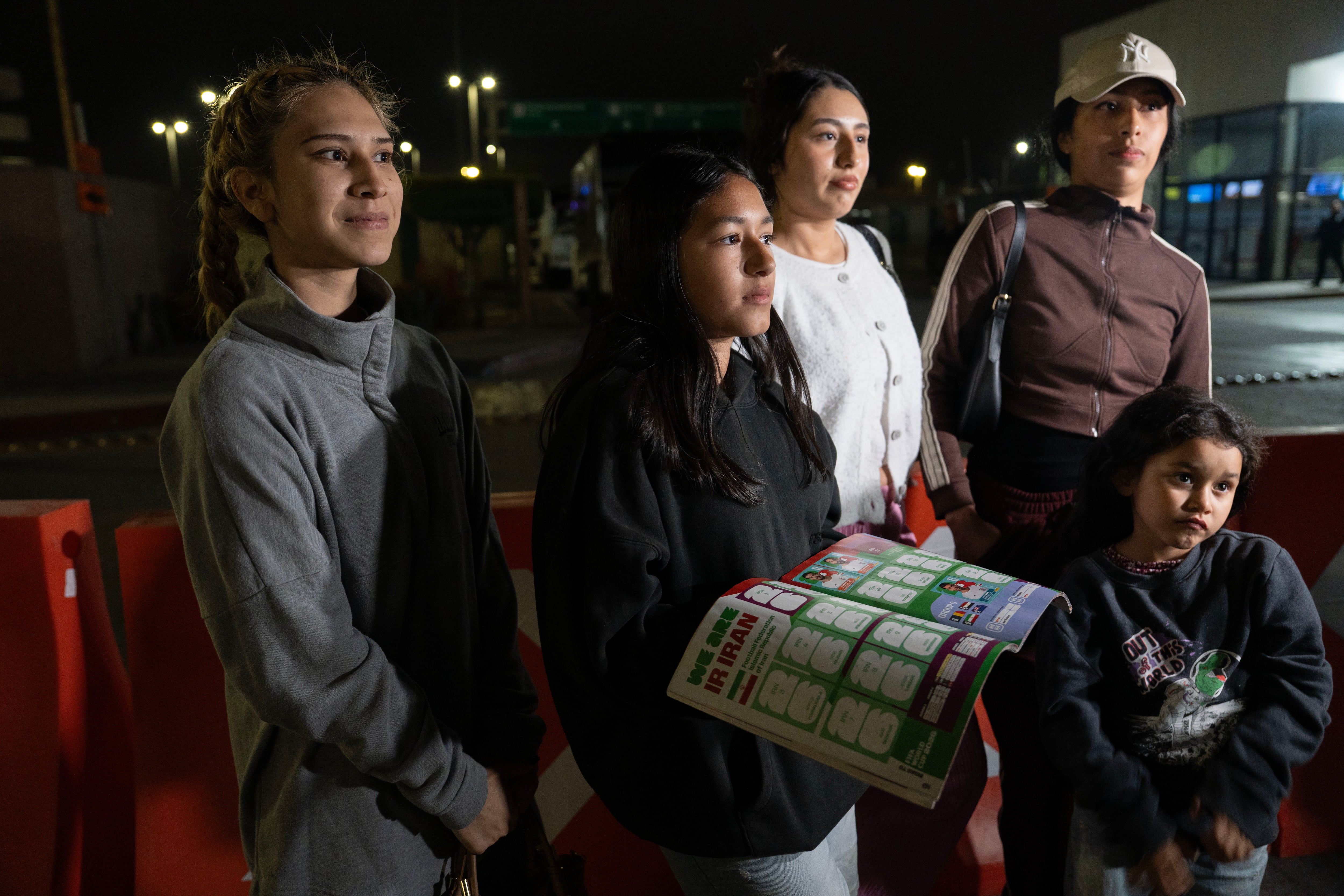 Familias acuden a la llegada de la selección de fútbol Iraní, en el aeropuerto de Tijuana.
