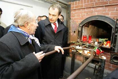 Francisco Batiste (87 años), en 2005 visitando los hornos crematorios del campo junto a José Luis Rodríguez Zapatero.