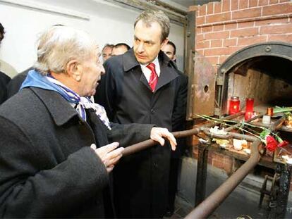 Francisco Batiste (87 años), en 2005 visitando los hornos crematorios del campo junto a José Luis Rodríguez Zapatero.