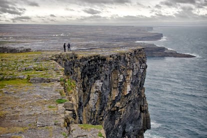 Acantilados de Dún Aonghasa, en Inis Mór, la mayor de las tres islas Aran (Irlanda).