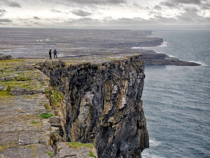 Acantilados de Dún Aonghasa, en Inis Mór, la mayor de las tres islas Aran (Irlanda).