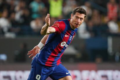  El delantero polaco del FC Barcelona Robert Lewandowski celebra su gol, primero de su equipo durante la final de la Supercopa de España que Real Madrid y FC Barcelona disputan este domingo en el estadio Al Awwal Park de Riad, en Arabia Saudí. 
