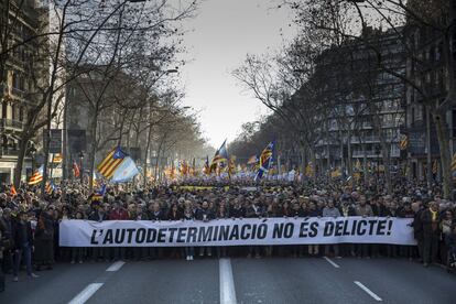 La marcha ha copado el tramo desde la plaza de la Universitat, donde está ubicado el escenario, hasta la plaza de España, en Barcelona, y ha desbordado las previsiones de los organizadores.