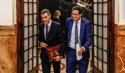 El presidente del gobierno Pedro Sánchez, y el ministro para la Transformación Digital y de la Función Pública Óscar López, en el Congreso el 9 de julio.