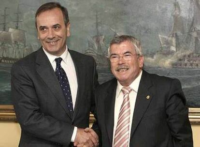 El ministro de Defensa, José Antonio Alonso, y el alcalde de Getafe, Pedro Castro, tras la firma del convenio.