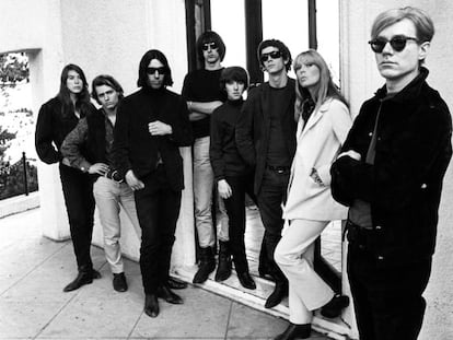 Andy Warhol (à direita) e o Velvet Underground, em uma imagem de 1966 realizada pelo fotógrafo Steve Schapiro.