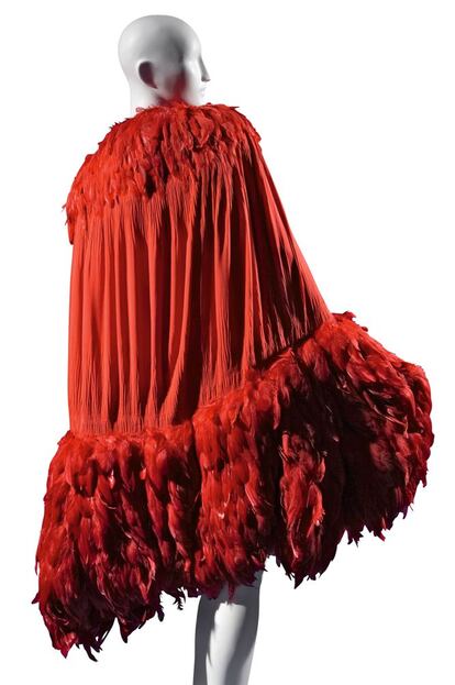 Capa roja de plumas y crepé de Coco Chanel (1927).