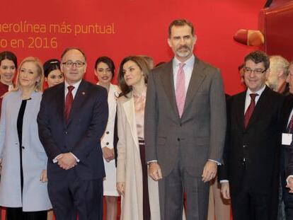 Los Reyes, junto a Cristina Cifuentes, presidenta de la Comunidad de Madrid;Luis Gallego, presidente de Iberia; y &Aacute;lvaro Nadal, ministro de Energ&iacute;a y Turismo.