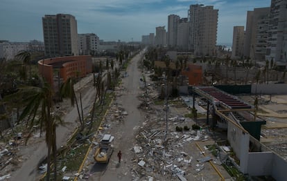 Vista aérea de la zona hotelera de Punta Diamante en  Acapulco (México), afectada por el paso del huracán Otis, el 26 de octubre.