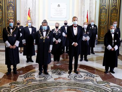 Felipe VI y el presidente del CGPJ, Carlos Lesmes, posan con la Sala de Gobierno del Tribunal Supremo antes de inaugurar el año judicial, en septiembre pasado.